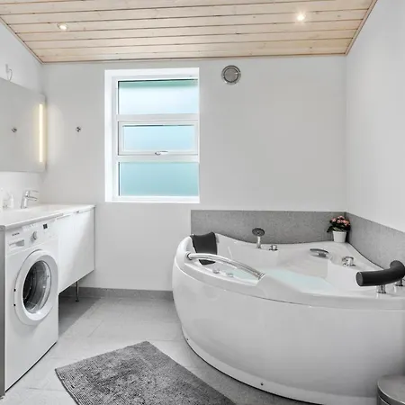 4 Bedroom Beautiful In Vaeggerlose *