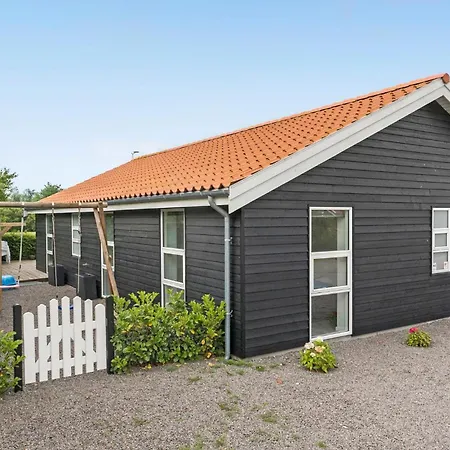 4 Bedroom Beautiful In Vaeggerlose Vakantiehuis Bøtø By