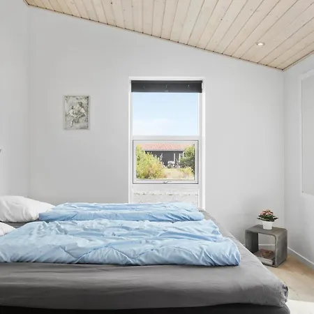 4 Bedroom Beautiful In Vaeggerlose * Boto By
