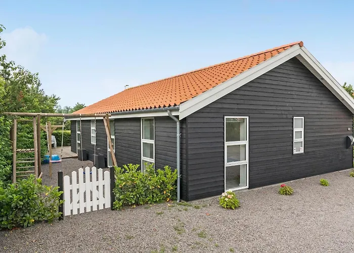 4 Bedroom Beautiful In Vaeggerlose Hébergement de vacances Bøtø By