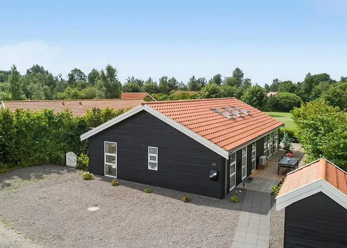 4 Bedroom Beautiful In Vaeggerlose Hébergement de vacances